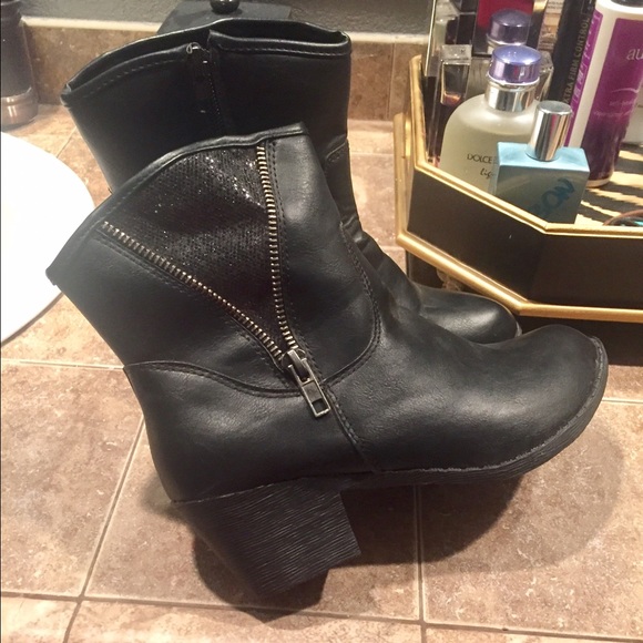 Black size 6 short boot /booties