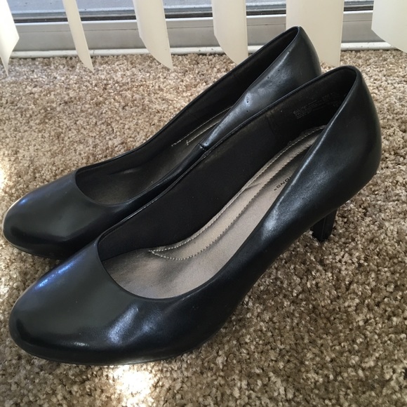 Black comfort plus heels, never worn