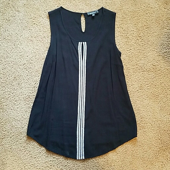 Sleevless top with stitching and small keyholes