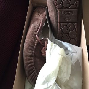 Used chestnut woman size 9 Uggs slippers