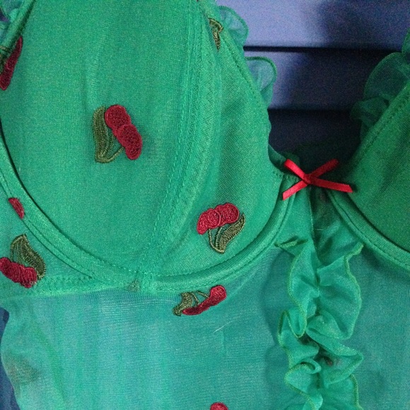 Vintage VS ruffle nighty