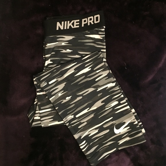 FINAL SALE Nike pro cropped workout pants