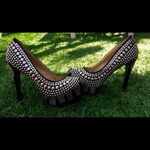 ✨LAST CHANCE✨ Silver and Black Beaded Pumps