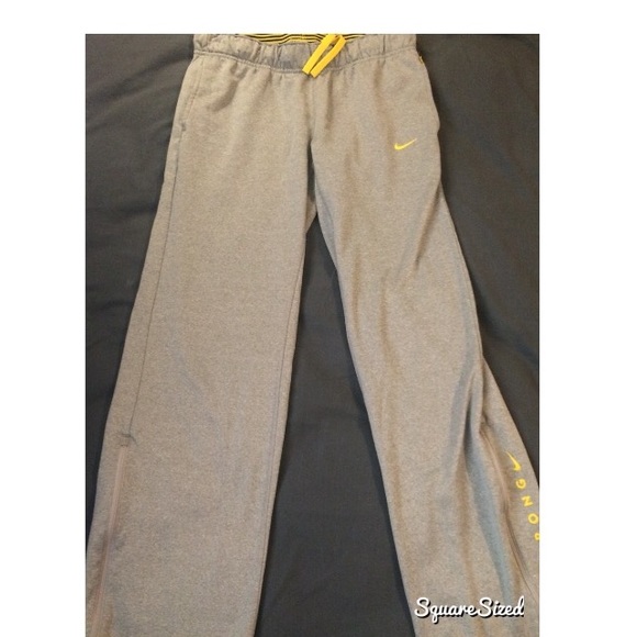 Women Nike sweat pants size small. Very new!