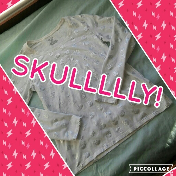 Long-sleeve silver foil skully top!