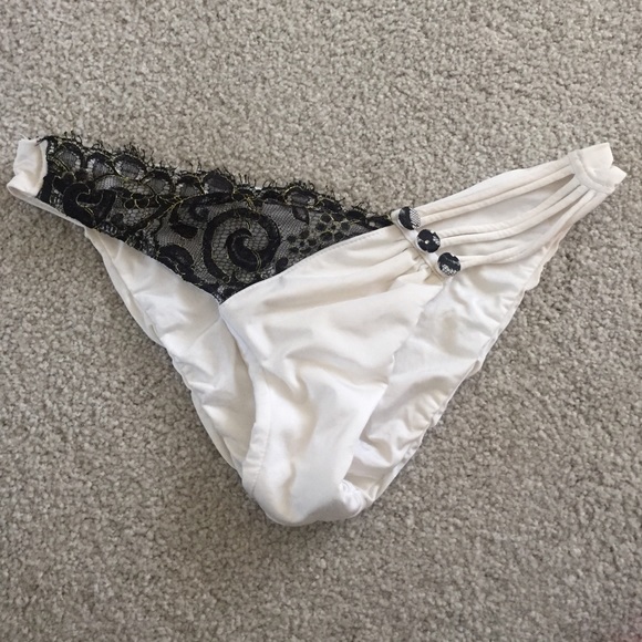 🐰Beach Bunny lace white bottom