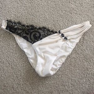 🐰Beach Bunny lace white bottom