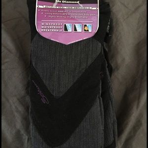 Women's large snow mittens.