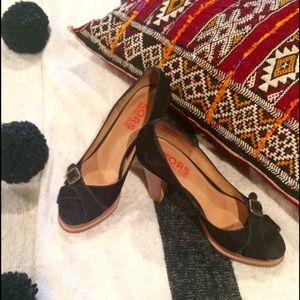 KORS Michael Kors platform pumps. Size 9M.