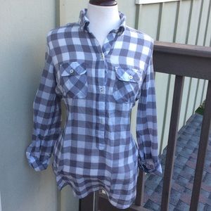 ❌SOLD❌Half button up shirt, lovely with legging!