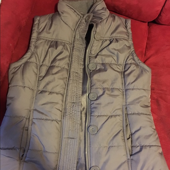 Small outer edge puffer vest