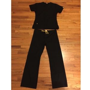 WonderWink Women's V-Neck Solid Scrub Top & Bottom