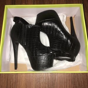 BLACK SNAKESKIN PEEP TOE STILETTOS HEELS