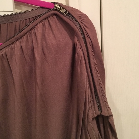 ❤️Zipper Top❤️ - Picture 2 of 3