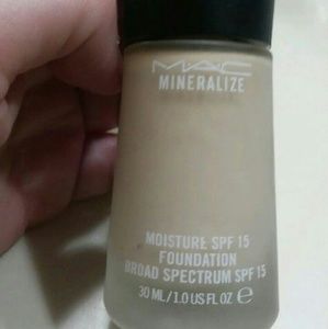 MAC mineralize moisture foundation NW15