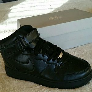 SIZE 7.5 NIKE AIR FORCE