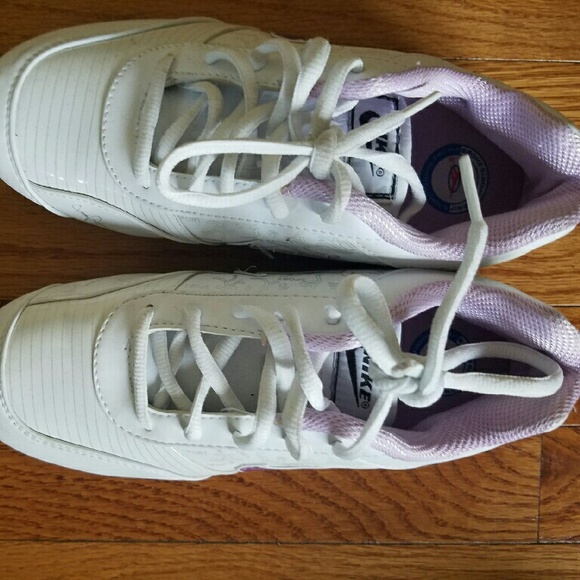 Tennis shoes