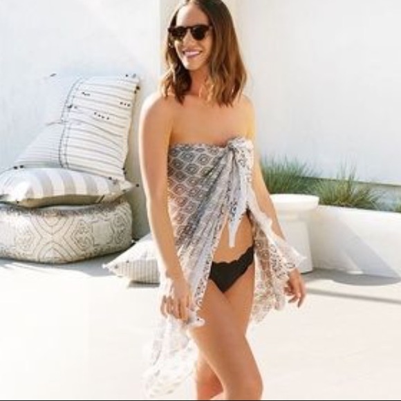 NWT Hat Attack Neutral Diamond Print Sarong