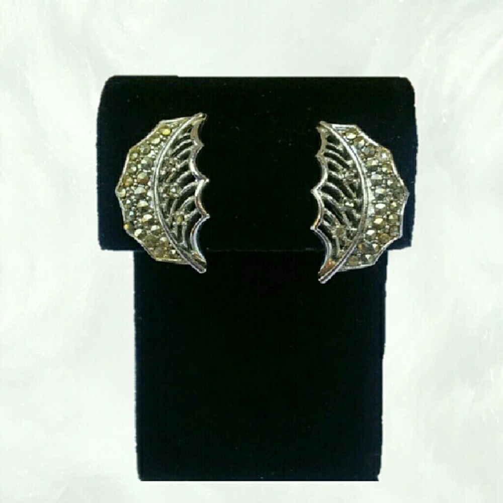 Vintage 1950s Lisner Marcasite Holly Leaf Earrings - Picture 2 of 4