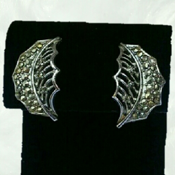 Vintage 1950s Lisner Marcasite Holly Leaf Earrings - Picture 3 of 4