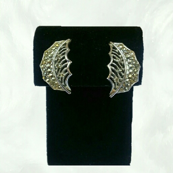 Vintage 1950s Lisner Marcasite Holly Leaf Earrings - Picture 2 of 4
