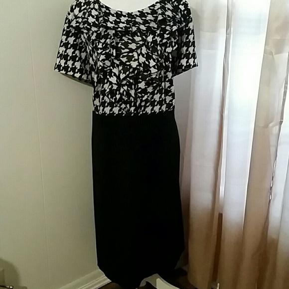Dresses & Skirts - Black and white dress