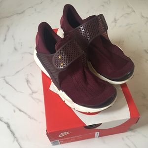 Nike sock darts maroon