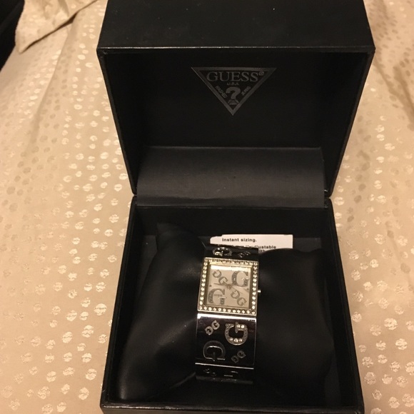 🎉Silver Guess watch! Sale! 🎉 - Picture 4 of 4