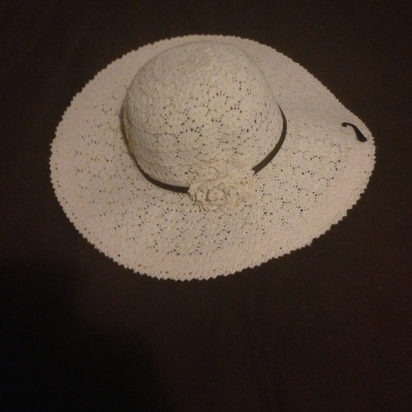 Simulated Lace Hat - Picture 2 of 4