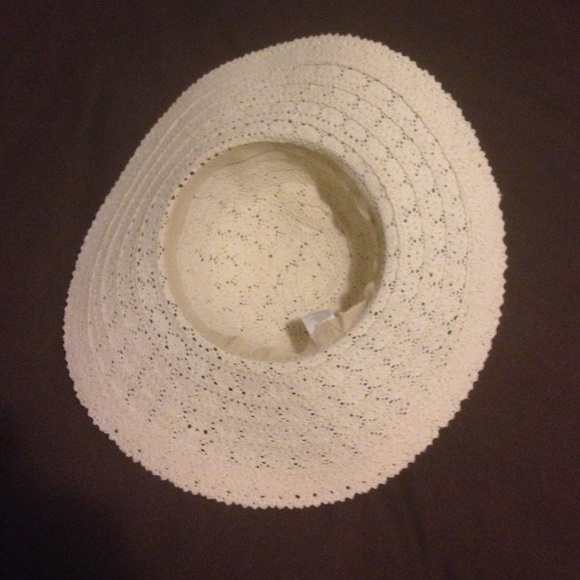 Simulated Lace Hat - Picture 3 of 4