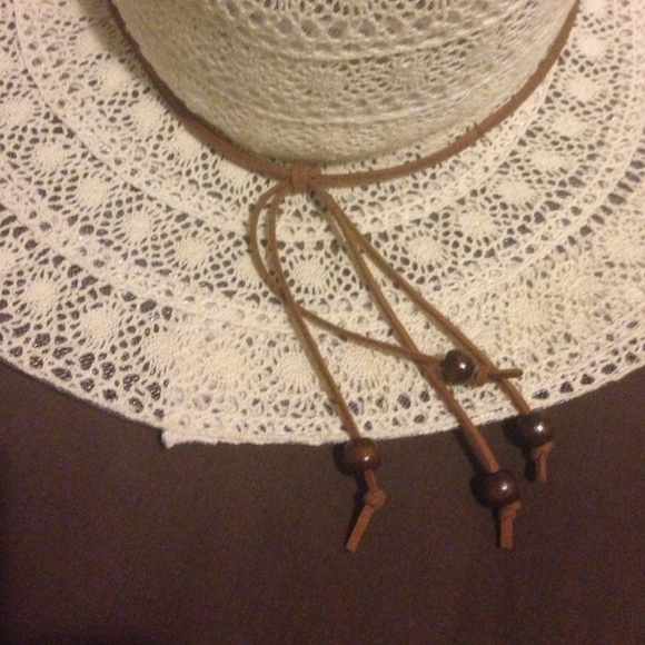 Simulated Lace Hat - Picture 2 of 4