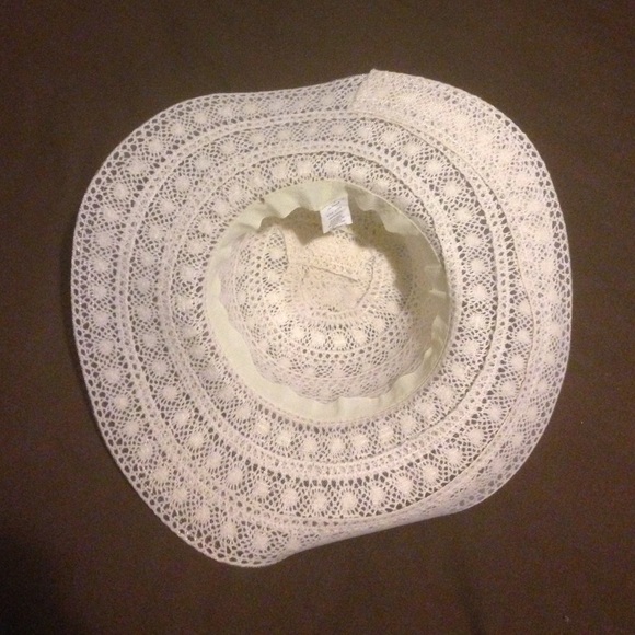 Simulated Lace Hat - Picture 3 of 4