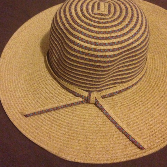 Chic Straw Hat - Picture 2 of 4