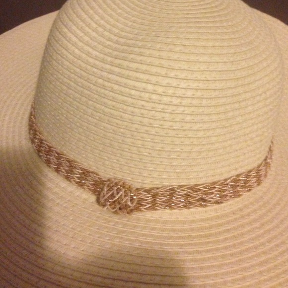 Chic Straw Hat - Picture 3 of 4
