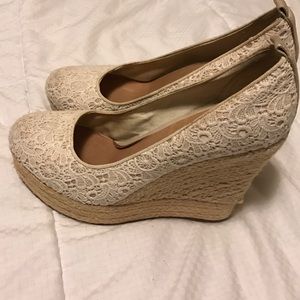 ALDO cream wedges