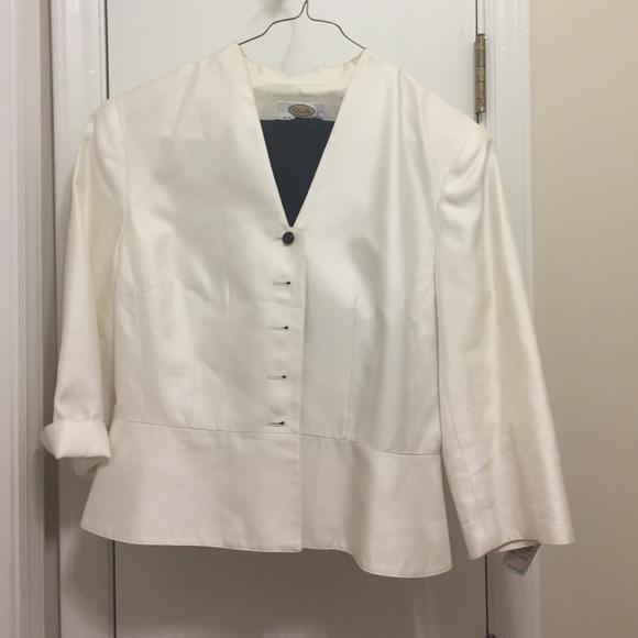 Price dropped!! White and black silk skirt suit