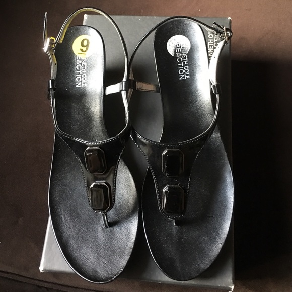Kenneth Cole Reaction Black  thong sandal