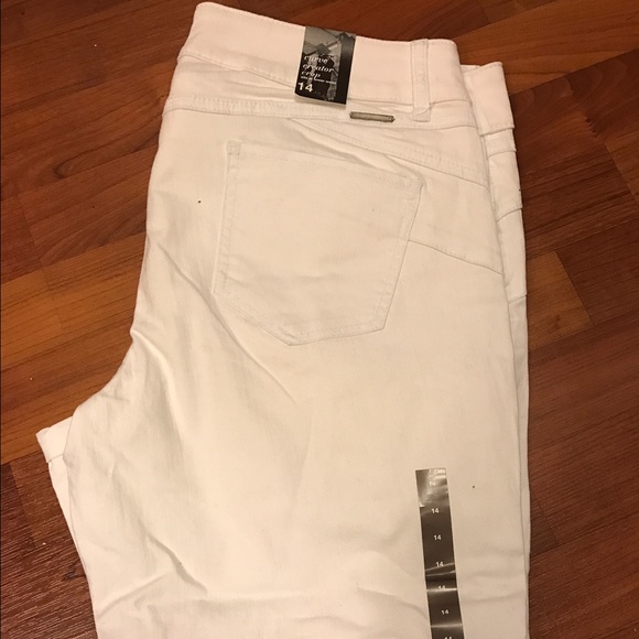 BRAND NEW Curve Creator Crop Jeans