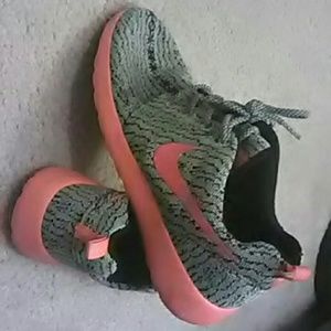 Yeezy boost 350 Nike mens shoes, gently used