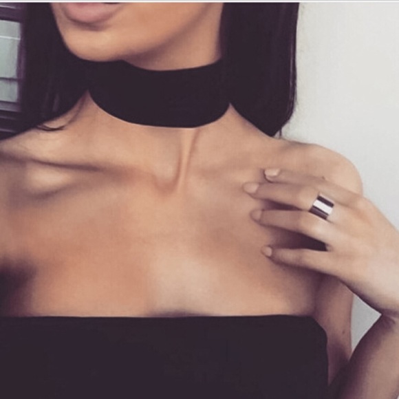 🔻SOLD🔻Trendy Thick Black Velvet Choker Necklace