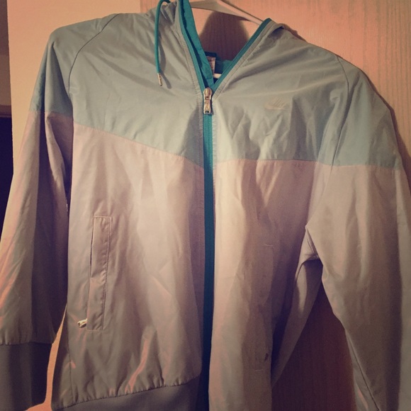 Nike windbreaker with good.