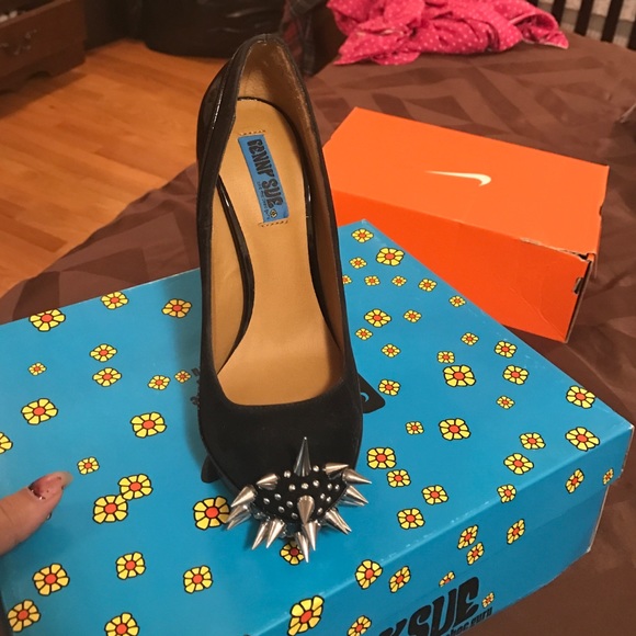 Heels - Picture 2 of 4