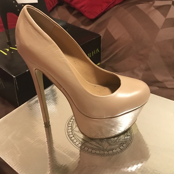Nude platform heel- only worn once