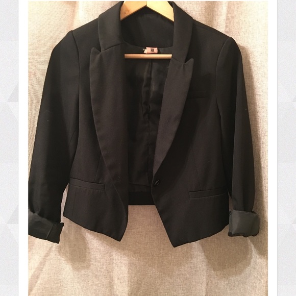 Women's black cropped blazer
