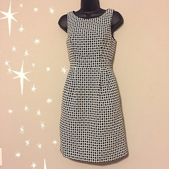 White House Black Market Dresses & Skirts - White House Black Market Sheath Dress w/ Pockets!