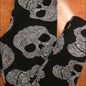 Lularoe OS black paisley skulls leggings.HTF Rare