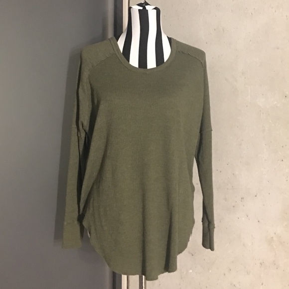 Aritzia Tops - ARITIZIA GOLDEN army green thermal top
