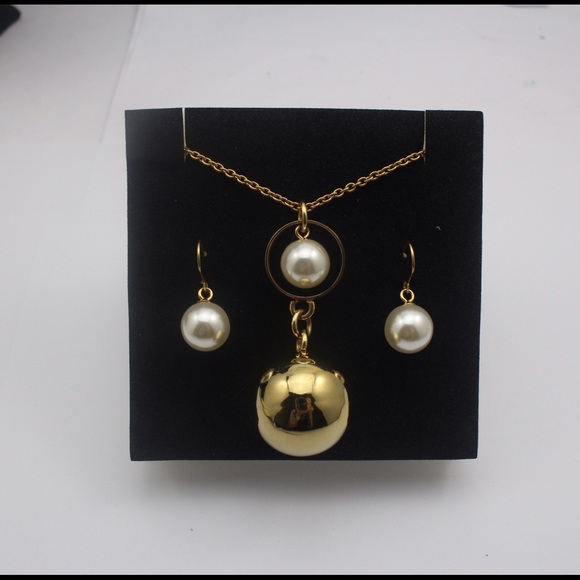 Glamour by Supagemz necklace and earring set.