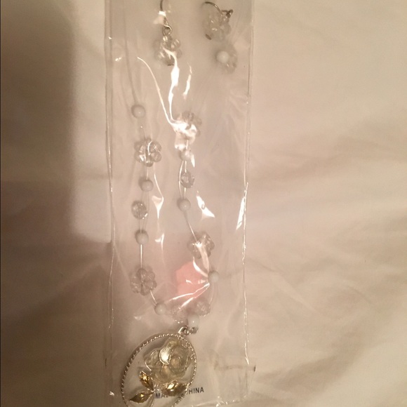 NWT Clear flower necklace and earring set