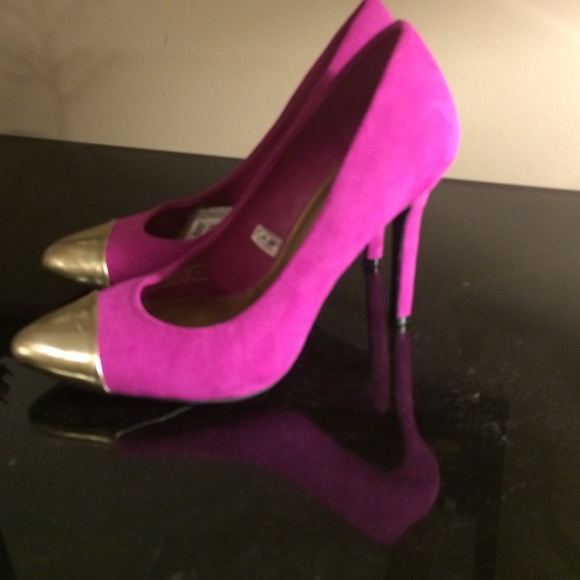 Sexy pink heels with gold point